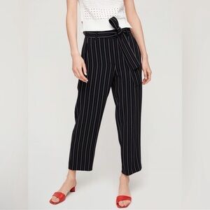 Aritzia Wilfred Tie Front Pant Crepe
Woman Size 6